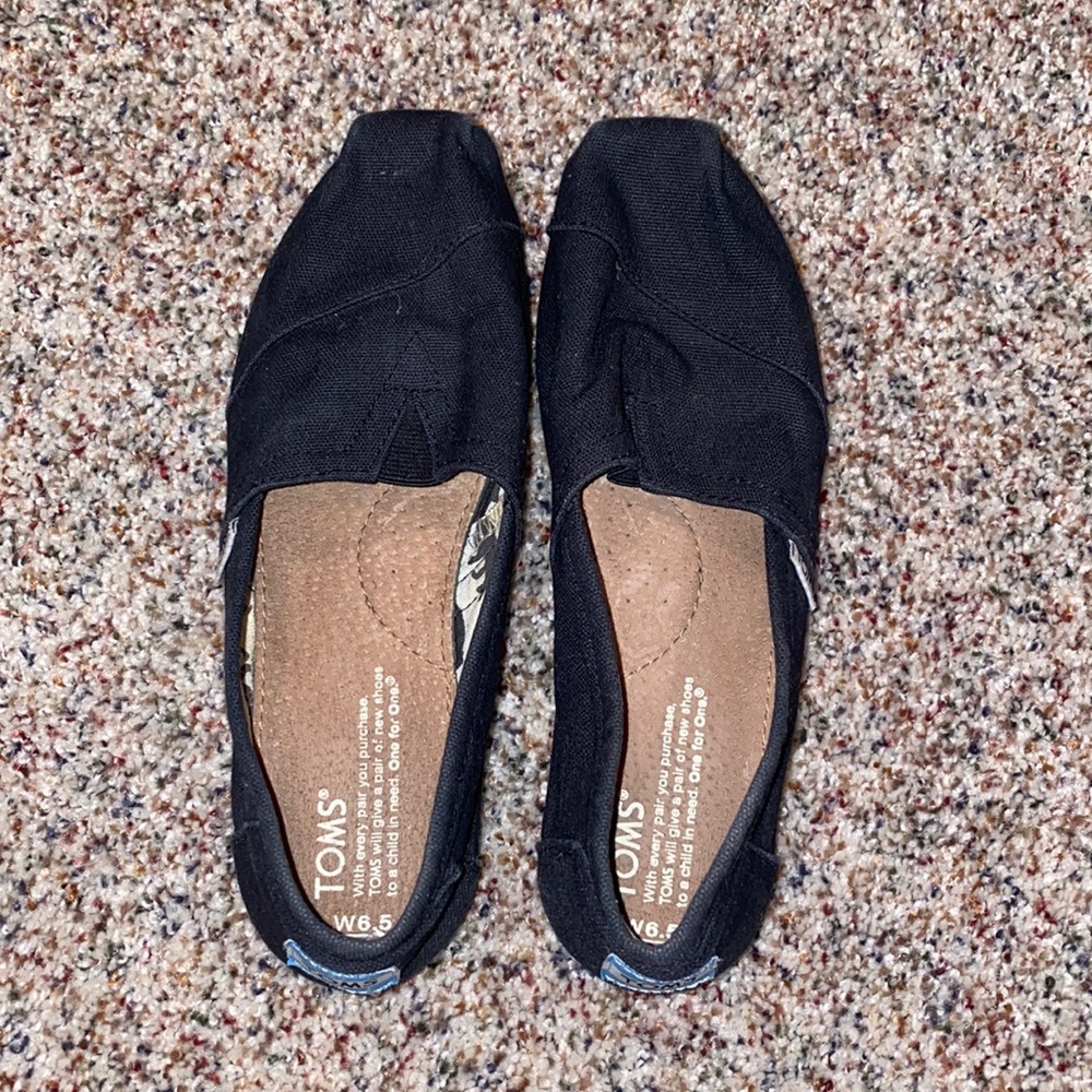 Black Tom’s slide on shoes sz 6.5